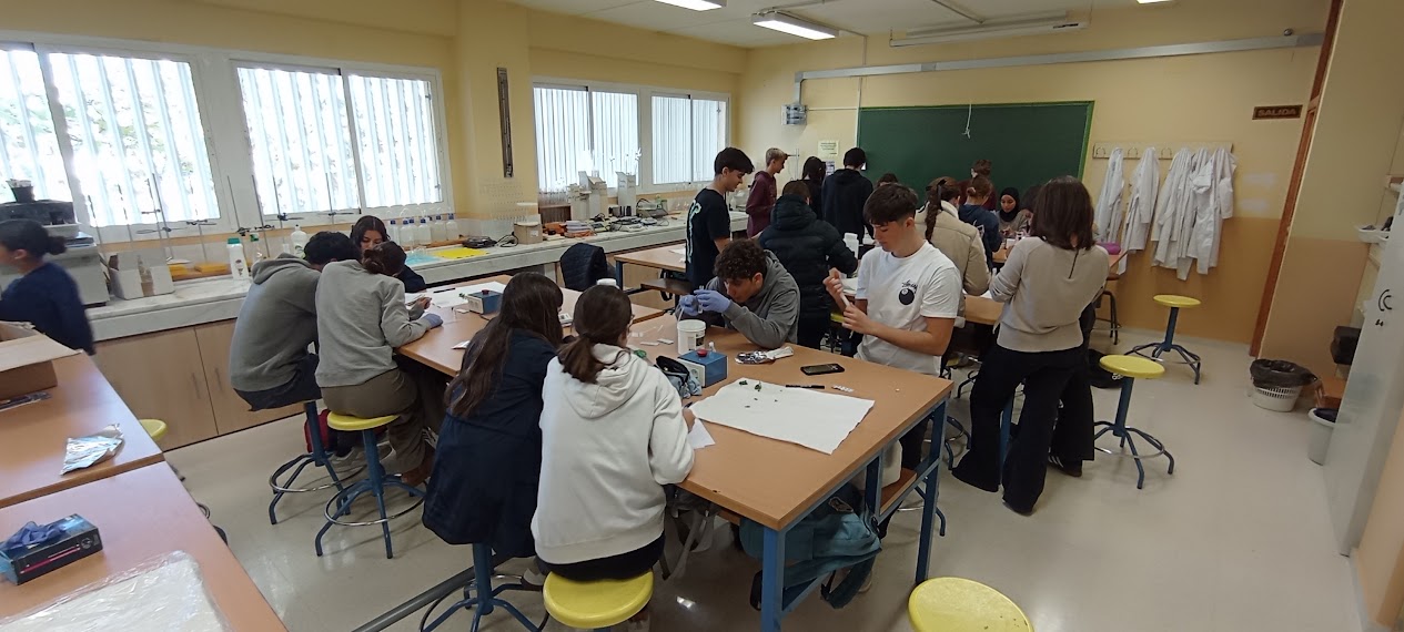 Grupo de estudiantes en el laboratorio